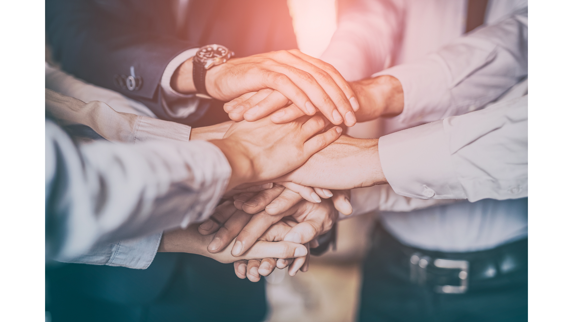 Des mains qui se rejoignent au centre symbolisant le travail d’équipe, la collaboration et la flexibilité.